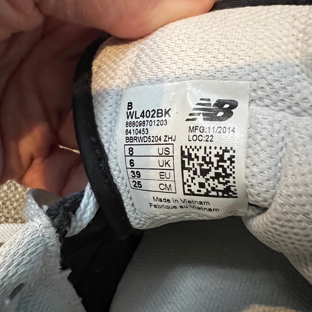 Like new. Ladies New Balance 402 shoes. Size 8. - Picture 5 of 13